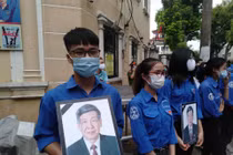 Người dân tiễn đưa nguyên Tổng Bí thư Lê Khả Phiêu về nơi an nghỉ cuối cùng