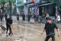 CSCĐ vần mình với bùn đất giúp dân chống ngập lụt