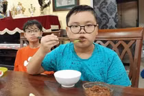 Đăng ảnh con trai nhưng bị nói giống "ảnh thờ", danh hài Xuân Bắc lên tiếng