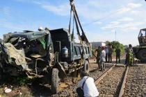 Phú Yên: Tàu hỏa đâm nát cabin ô tô tải 