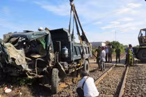 Phú Yên: Tàu hỏa đâm nát cabin ô tô tải 