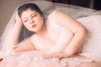 Biến cân nặng thành lợi thế, cô nàng này trở thành người mẫu ngoại cỡ 