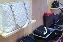 “Hốt bạc” nhờ buôn hàng hiệu cũ