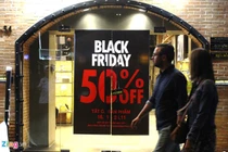 Cửa hàng ở Sài Gòn ùn ùn khuyến mãi từ nửa tháng trước Black Friday