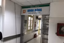 Mẹ cô gái bị người đàn ông ngoại quốc đốt không hiểu chuyện gì