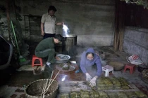 Ông nội 87 tuổi gói bánh chưng bằng tay vuông hơn khuôn đúc