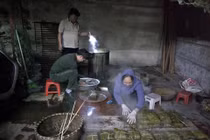 Ông nội 87 tuổi gói bánh chưng bằng tay vuông hơn khuôn đúc