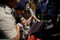 Bé gái chăn ngựa và cái chết khủng khiếp vì mắc mưu kẻ tà dâm