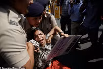 Bé gái chăn ngựa và cái chết khủng khiếp vì mắc mưu kẻ tà dâm