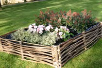 Tận dụng đồ cũ bỏ đi để trang trí khu vườn đẹp như mơ