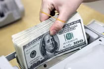 Giá đô la ngân hàng vọt mạnh, sắp chạm trần