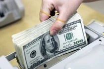 Giá đô la ngân hàng vọt mạnh, sắp chạm trần