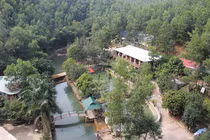 Tháo dỡ khu du lịch "mọc" trái phép bên suối ở Quảng Ninh