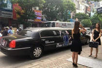 Dùng limousine đưa đón khách đến nhận Note 8