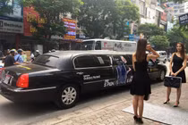 Dùng limousine đưa đón khách đến nhận Note 8