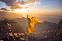 Ảnh đẹp “phát hờn” của cô gái tóc vàng du lịch khắp thế gian