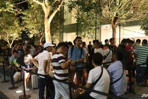Người Việt kể chuyện xếp hàng xuyên đêm chờ mua iPhone 8