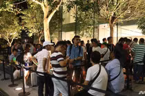 Người Việt kể chuyện xếp hàng xuyên đêm chờ mua iPhone 8