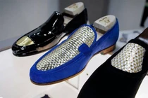 Chán làm giày thường, dùng vàng 24k để làm giày cho giới siêu giàu