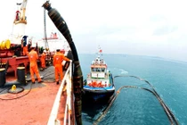 Tường tận cảnh bơm vàng đen từ Vũng Tàu về Quảng Ngãi 