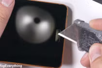 Nokia 5 bất tử sau thử thách cào, đốt màn hình