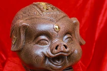 Lợn đất dát vàng giá chục triệu cho nhà giàu Việt chơi Tết