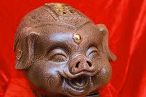 Lợn đất dát vàng giá chục triệu cho nhà giàu Việt chơi Tết