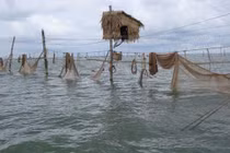 "Kỳ quan" đóng cọc lơ lửng, dựng chòi siêu dị giữa biển khơi