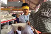 Người dân Sài Gòn mê mẩn gạo nếp Lào