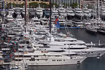 Choáng ngợp siêu du thuyền “cõng” trực thăng, tàu ngầm