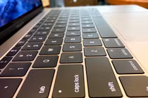 Bàn phím MacBook giá 16 triệu lại khiến Apple bị kiện