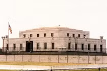 Hầm đá chứa 5.000 thỏi vàng: Bí mật sau cánh cửa sắt 90 tấn