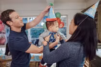 Chuẩn "soái ca", ông chủ Facebook nghỉ việc 2 tháng chăm vợ đẻ