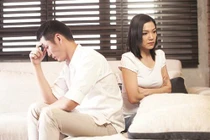 Chồng ngủ mê, vợ 'mây mưa' với người yêu cũ