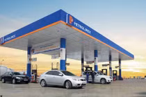 Trước giờ giá xăng tăng, Petrolimex “né” câu hỏi của dư luận