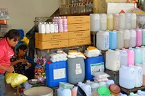 Kinh hoàng "bom" hóa chất bán nhan nhản giữa TP HCM