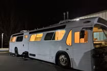 Cô gái biến xe bus thành nhà đẹp như mơ, đấng mày râu kinh ngạc