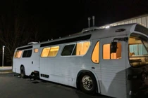 Cô gái biến xe bus thành nhà đẹp như mơ, đấng mày râu kinh ngạc