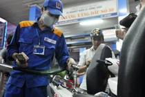 Điều chỉnh lần cuối trong năm, giá xăng giảm 400 đồng/lít 