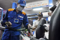 Điều chỉnh lần cuối trong năm, giá xăng giảm 400 đồng/lít 