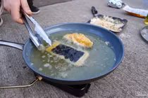 Tẩm bột rán iPhone 8 trong chảo ngập dầu và đây là kết quả