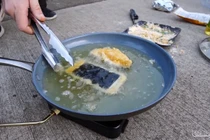 Tẩm bột rán iPhone 8 trong chảo ngập dầu và đây là kết quả