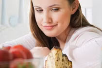 Lý do chị em muốn “ăn cả thế giới” mỗi khi đến kỳ “đèn đỏ“