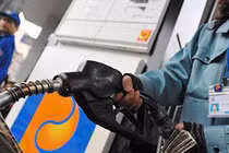 Giá xăng RON95 giảm 400 đồng/lít từ chiều nay