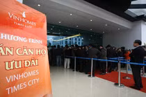 Xếp hàng dài chờ mua căn hộ cao cấp Times City