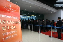 Xếp hàng dài chờ mua căn hộ cao cấp Times City