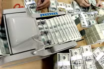 Tỷ giá bất ngờ tăng sốc, vượt giá bán NHNN