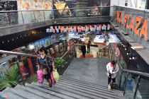 Cảnh đối lập dưới khu chợ ngầm ở Sài Gòn sắp phải di dời