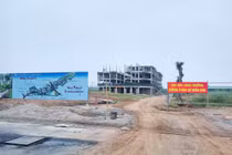 Ảnh: Ngổn ngang trên tuyến đường đổi bằng 180ha đất "vàng" ở Long Biên