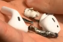 Apple AirPod bốc khói ngay trong tai iFan rồi phát nổ